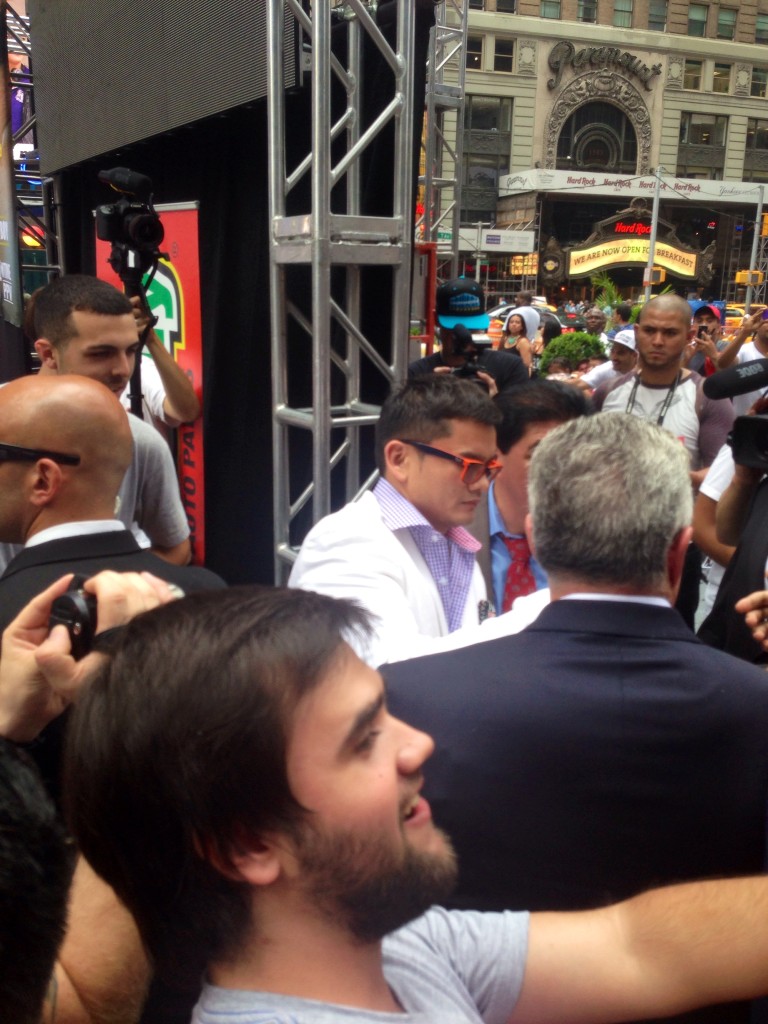 Maidana signing autographs for his fans after the press conference